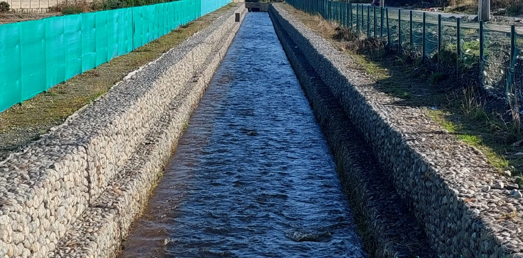 Canal revestido de conducción de aguas