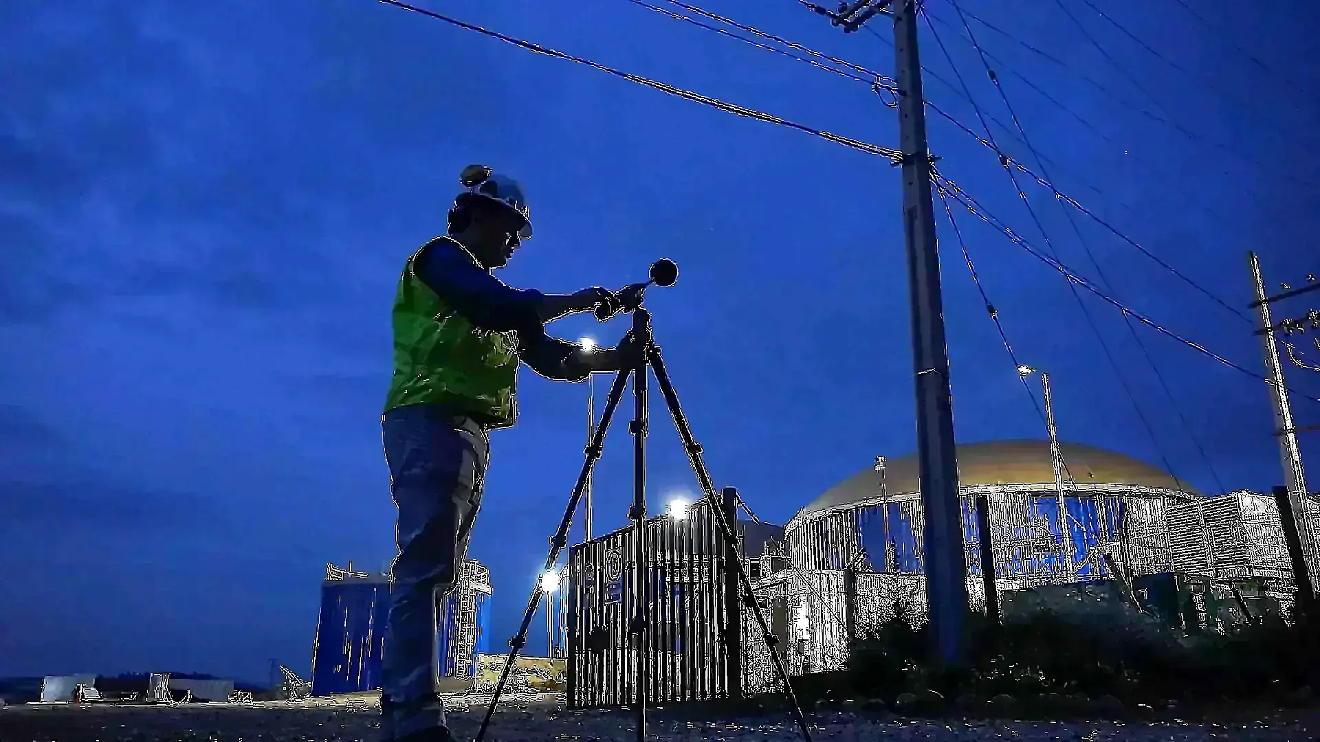 Medición de ruido junto a una instalación industrial