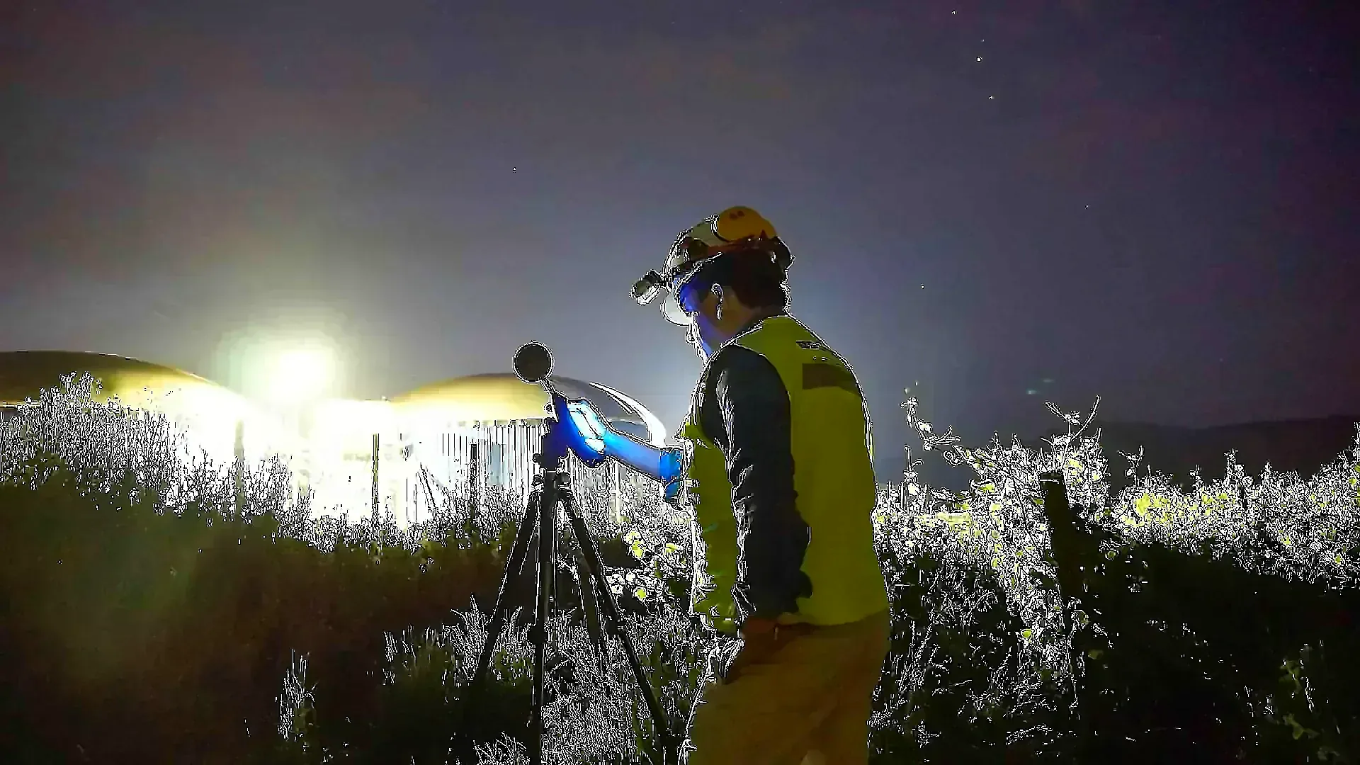 Medición ambiental en terreno durante la noche